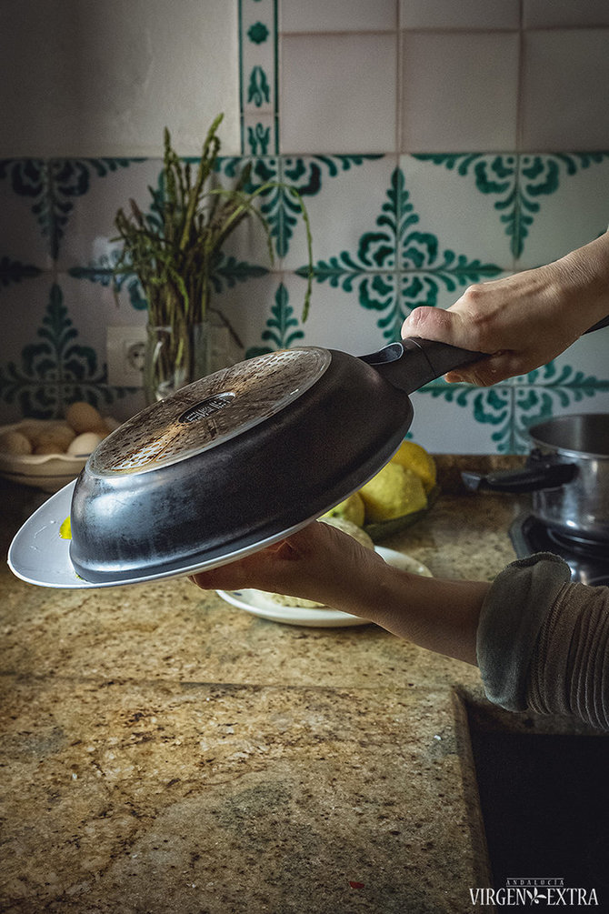 Laimos Druknerytės nuotr./Ispaniško bulvių omleto ruošimas