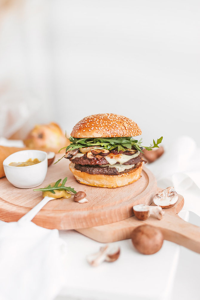 Producer's photo/Burger with beef, caramelized onions and mushrooms