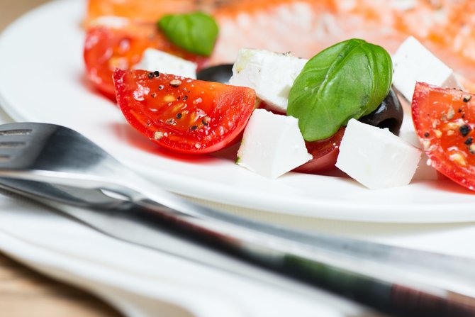 Vida Press Photo/Greek Salad with Salmon