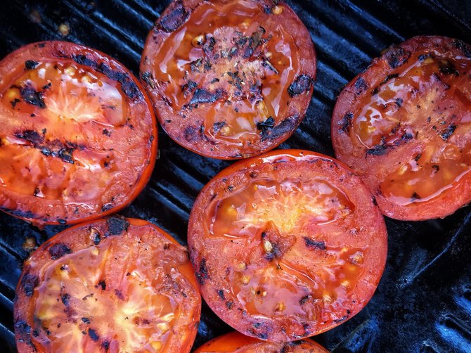 Vida Press nuotr./Grilyje kepti pomidorai