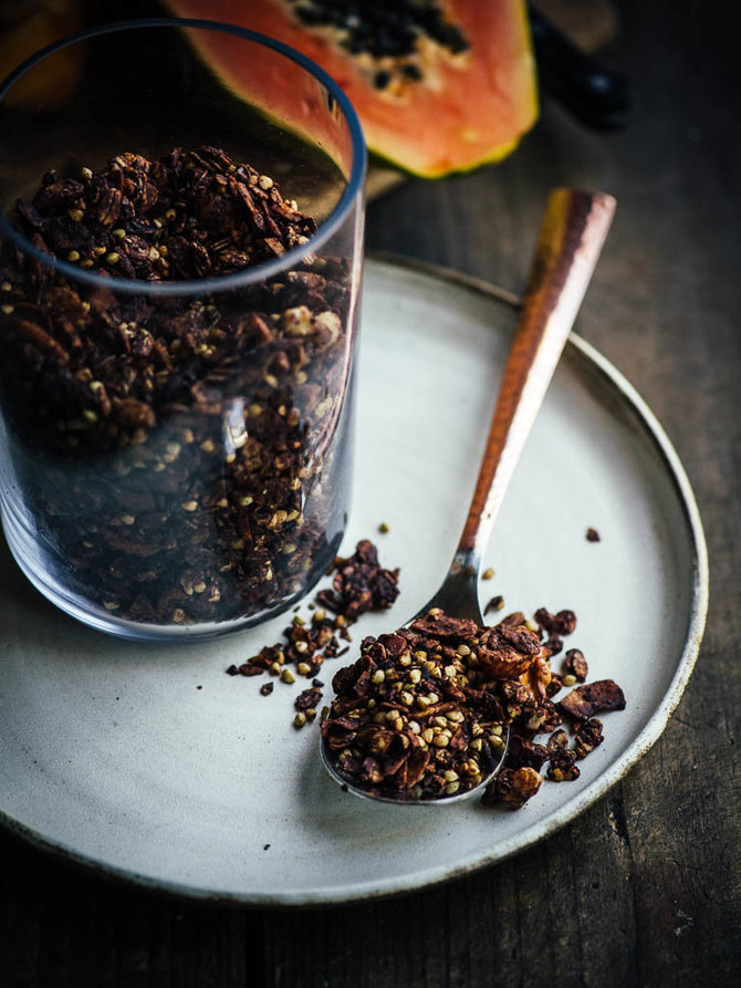 Nidos Degutienės nuotr./Šokoladinė granola su grikiais ir bananais