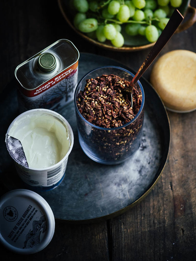 Nidos Degutienės nuotr./Šokoladinė granola su grikiais ir bananais