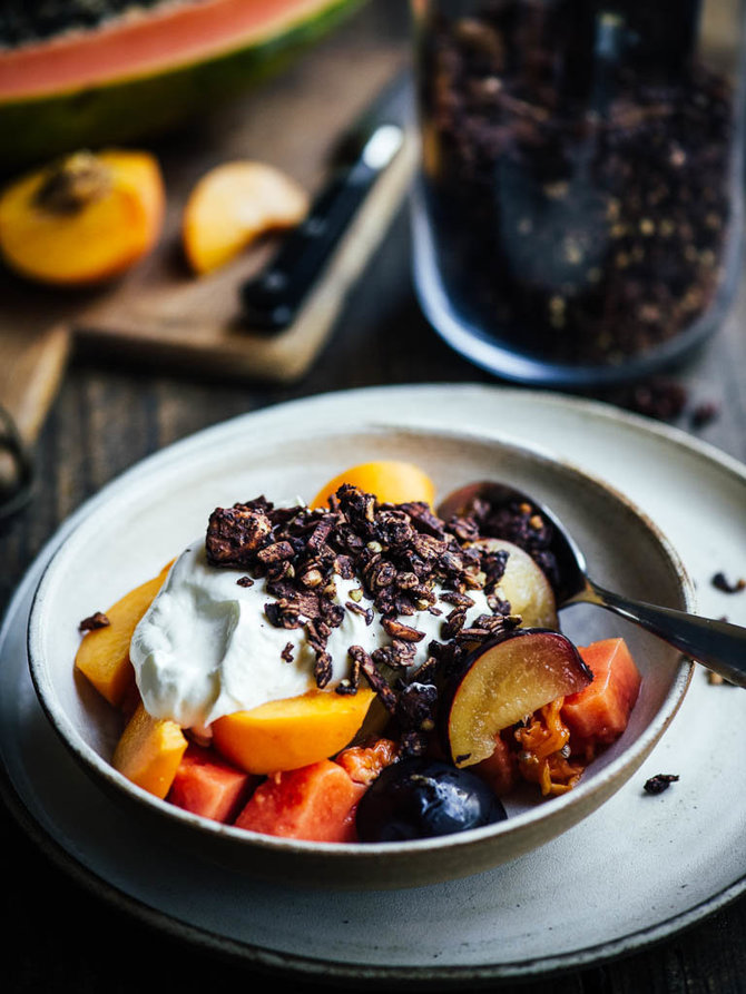 Nidos Degutienės nuotr./Šokoladinė granola su grikiais ir bananais