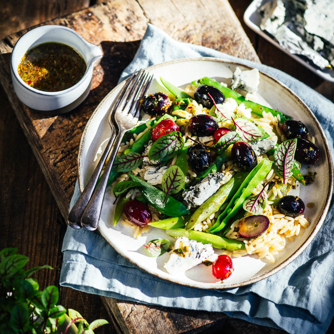 Nidos Degutienės nuotr./Salotos su marinuotom vynuogėm ir gorgonzola