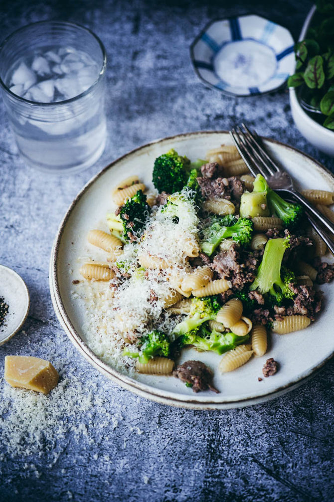 Nidos Degutienės nuotr./Makaronai su brokoliais ir dešrele
