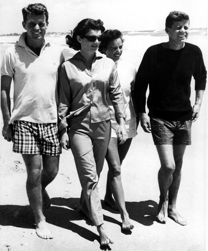 Vida Press nuotr./Jacqueline Kennedy Onassis su vyru Johnu F. Kennedy (d.) 1957-aisiais