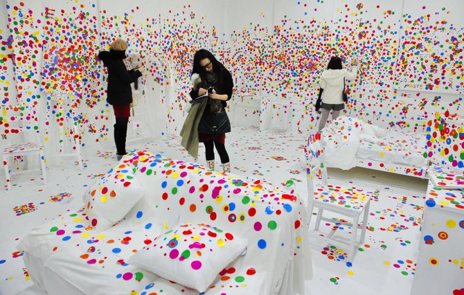 Vida Press nuotr./Momentas iš interaktyvios Kusamos darbų parodos Kinijoje, Šanchajuje 2013 m.