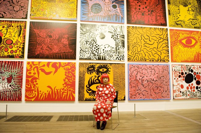 Vida Press nuotr./Yayoi Kusama savo parodos Londono „Tate“ galerijoje atidaryme