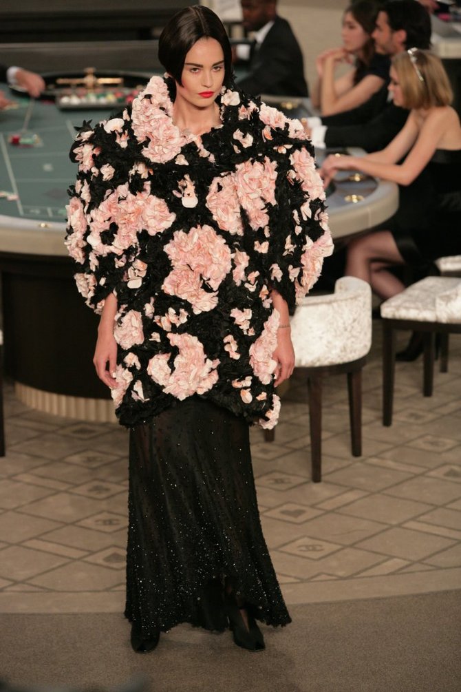 Vida Press nuotr./„Chanel“ 2015 m. haute couture kolekcijos modelis