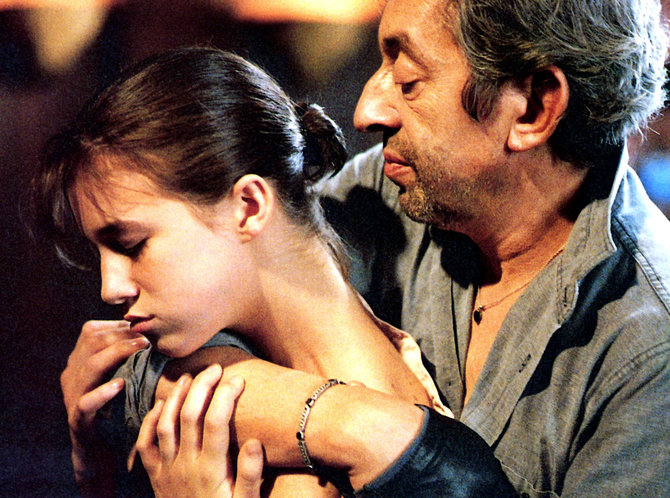 Vida Press nuotr./Charlotte Gainsbourg su tėvu Serge'u Gainsbourgu filme „Charlotte for Ever“