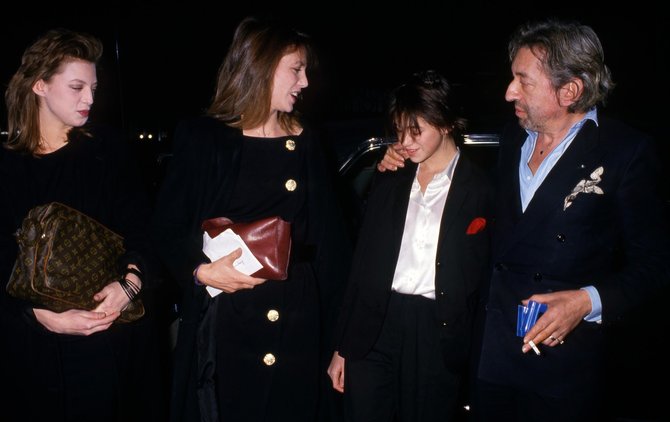 Vida Press nuotr./Charlotte Gainsbourg su tėvu Serge'u Gainsbourgu, motina Jane Birkin ir seserimi Kate Barry 1986 m.