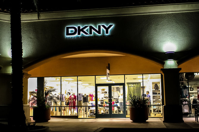 Vida Press nuotr./DKNY parduotuvės vitrina