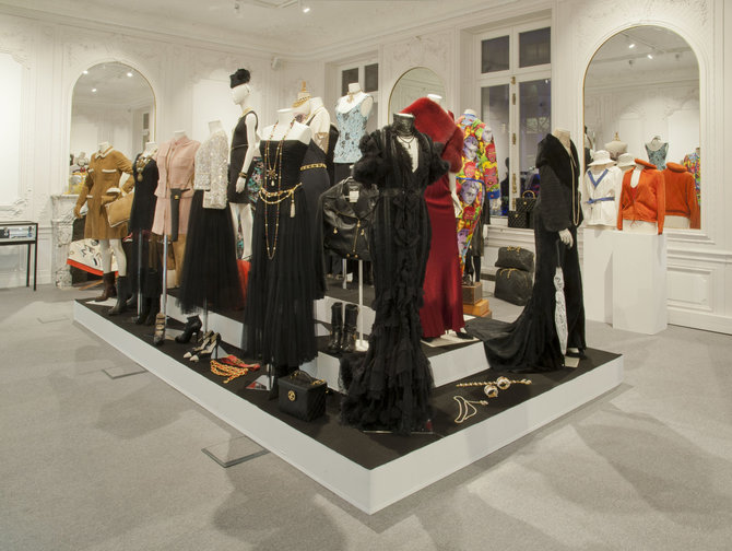 Vida Press nuotr./Mouna Ayoub drabužių kolekcijos aukciono Paryžiuje ekspozicija