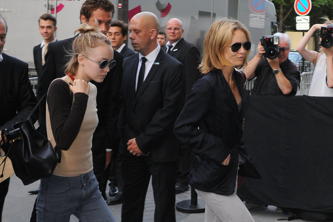 Vida Press nuotr./Lily-Rose Depp su mama Vanessa Paradis pakeliui į „Chanel“ šou Paryžiuje