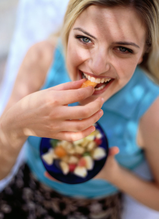 Vida Press nuotr./Moteris valgi vaisių salotas