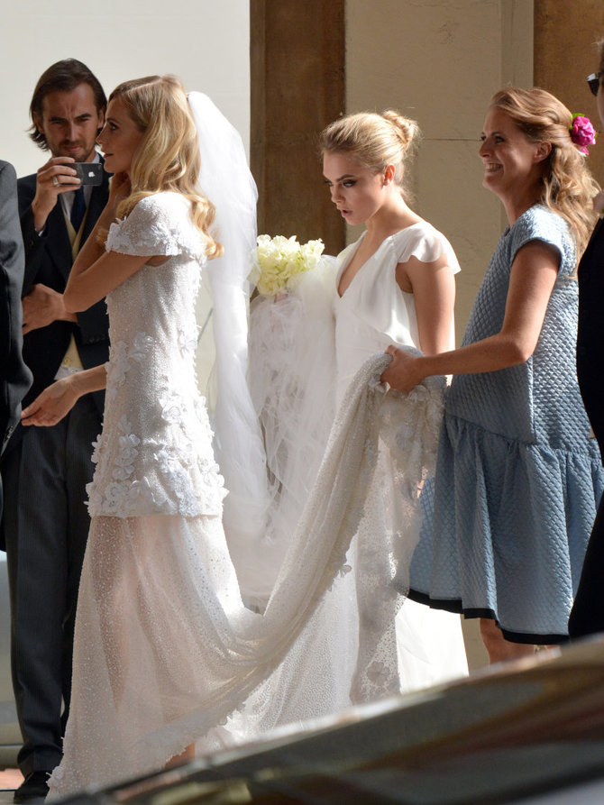 Vida Press nuotr./Cara ir Chloe Delevingne sesers Poppy vestuvėse