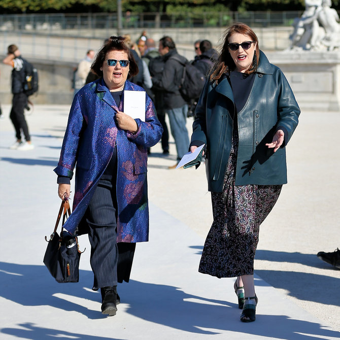 Vida Press nuotr./„Harper's Bazaar“ redaktorė Glenda Bailey ir Suzy Menkes