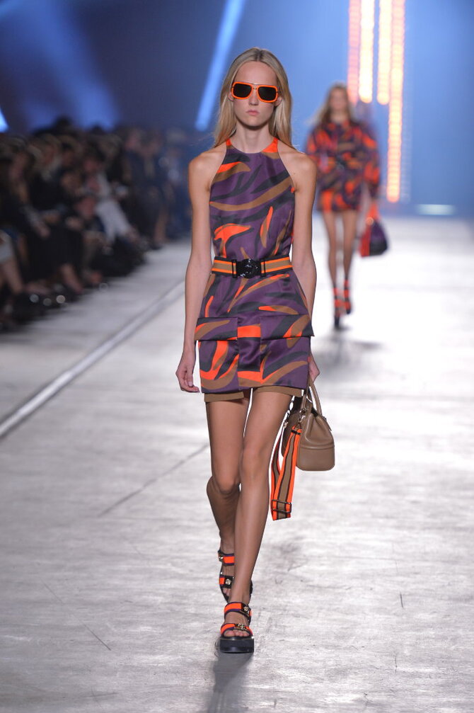 Vida Press nuotr./Harleth Kuusik „Versace“ 2016 m. pavasario-vasaros kolekcijos pristatyme