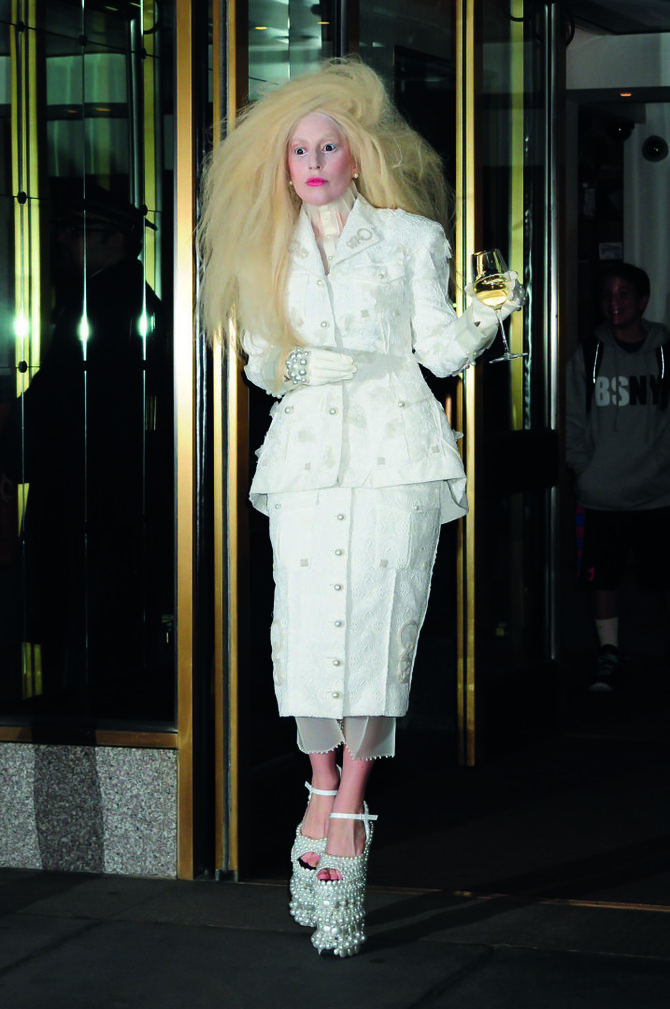 Vida Press nuotr./Lady Gaga, vilkinti Thomo Browne'o kurtą apdarą