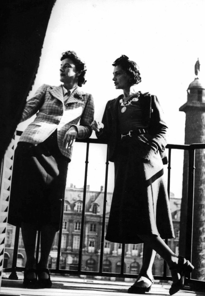 Vida Press nuotr./Coco Chanel su viešnia „Ritz“ viešbučio balkone