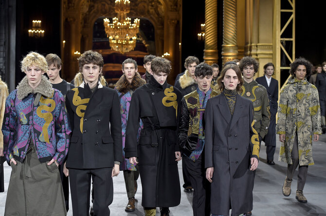 Vida Press nuotr./„Dries Van Noten“ 2016 m. rudens-žiemos kolekcijos modelis