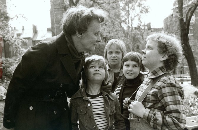 Vida Press nuotr./Astrid Lindgren su mažaisiaisi filmo „Karlsonas ant stogo“ aktoriais