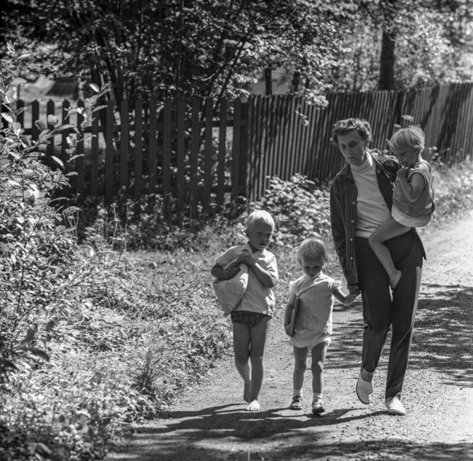 „Scanpix“ nuotr./Astrid Lindgren su anūkais 1965 m.