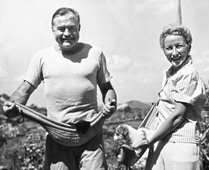 Vida Press nuotr./Ernestas Hemingway ir jo ketvirtoji žmona Mary Welsh