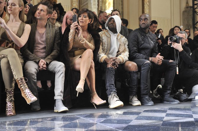 Vida Press nuotr./Kris Jenner ir Kanye Westas „Balmain“ šou Paryžiuje
