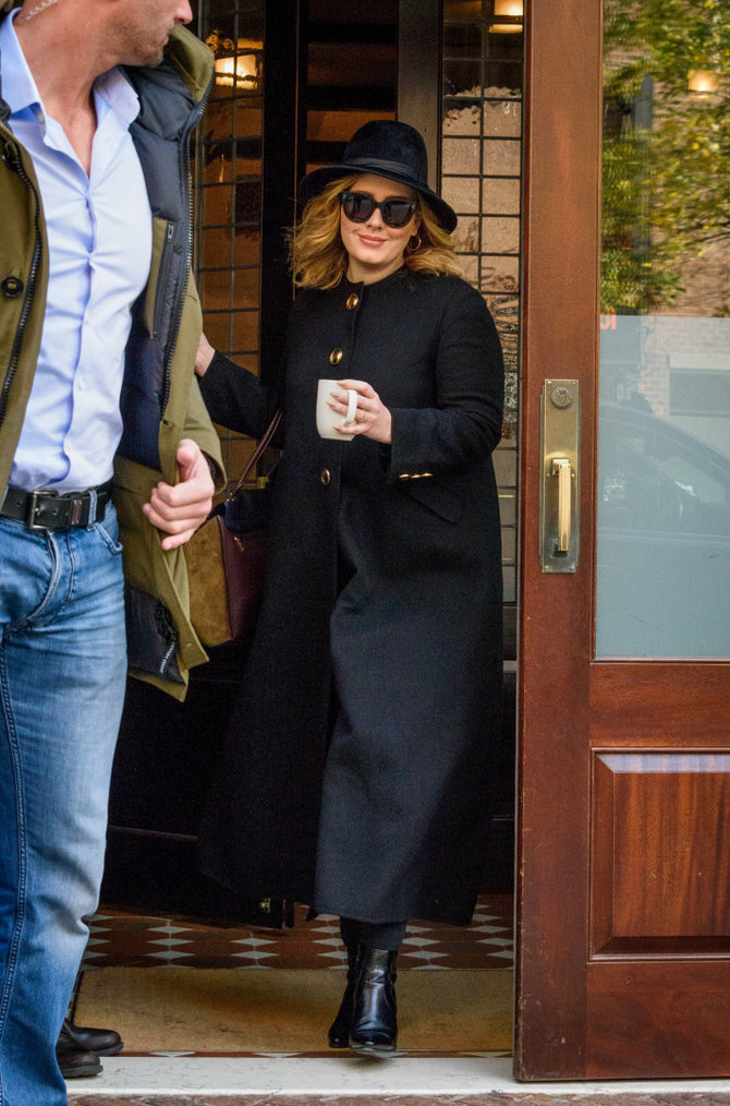 Vida Press nuotr./Adele, vilkinti „Burberry“ paltą, praėjusių metų lapkritį Niujorke 