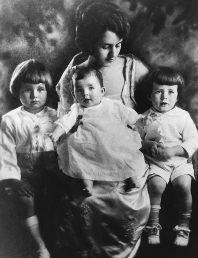 Vida Press nuotr./Rose Kennedy su trimis savo vaikais: Josephu jaunesniuoju, Rosemary ir Jacku