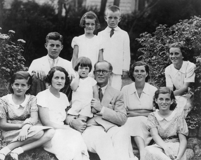 Vida Press nuotr./Josephas ir Rose Kennedy su visais vaikais, 1934 m. liepos 8 d.