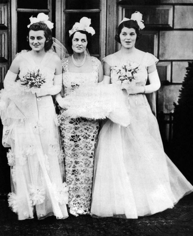 Vida Press nuotr./Kathleen, Rose Kennedy ir Rosemary, pasirengusios prisistatyti Jų Didenybėms, 1938 m. gegužės 11 d. 