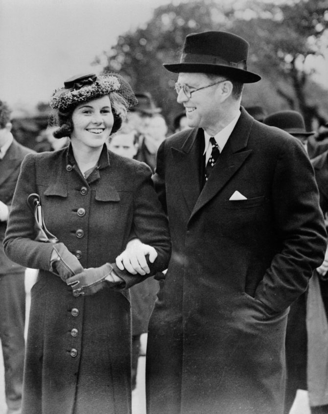 Vida Press nuotr./Rosemary su tėvu Josephu Kennedy, 1938 m. 