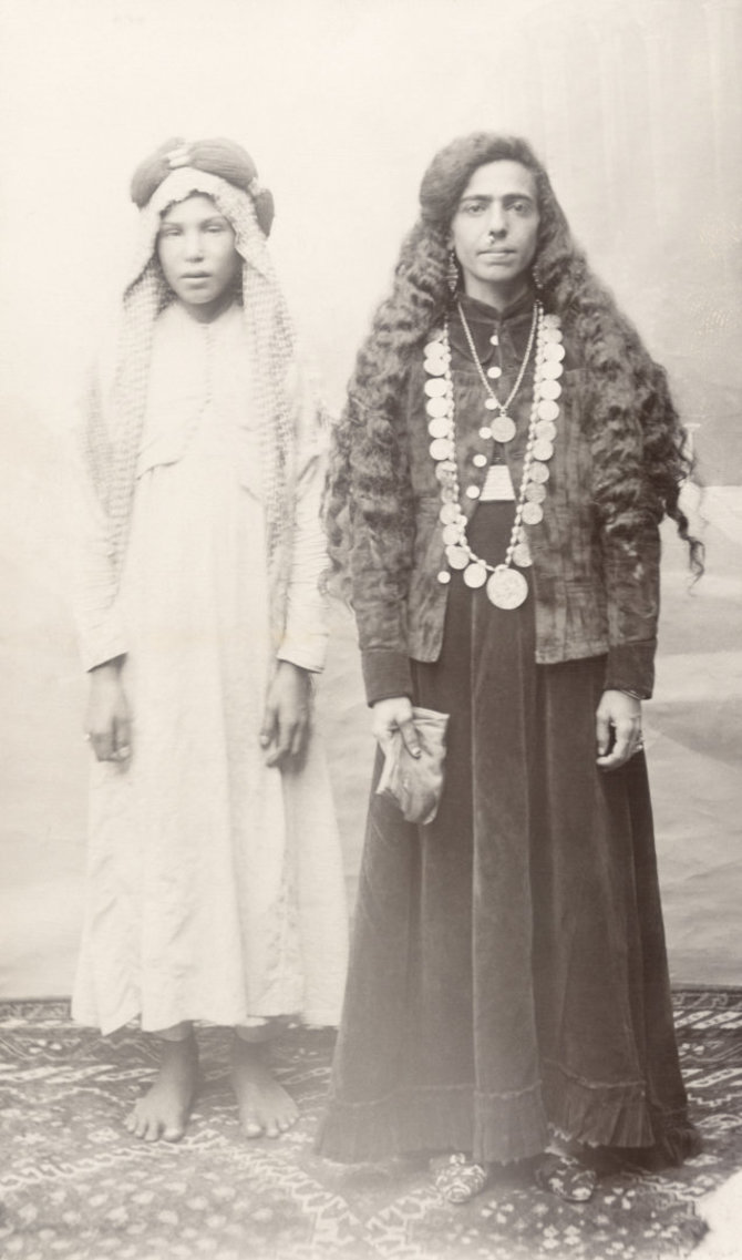 Vida Press nuotr./Turkė moteris ir jos tarnas eunuchas, XIX a. pbg. nuotrauka