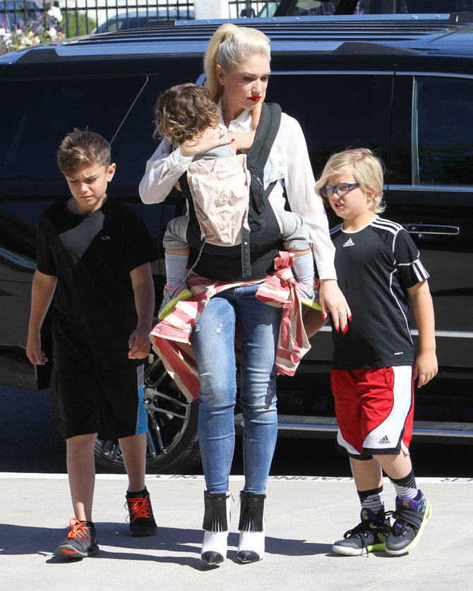 Vida Press nuotr./Gwen Stefani su vaikais