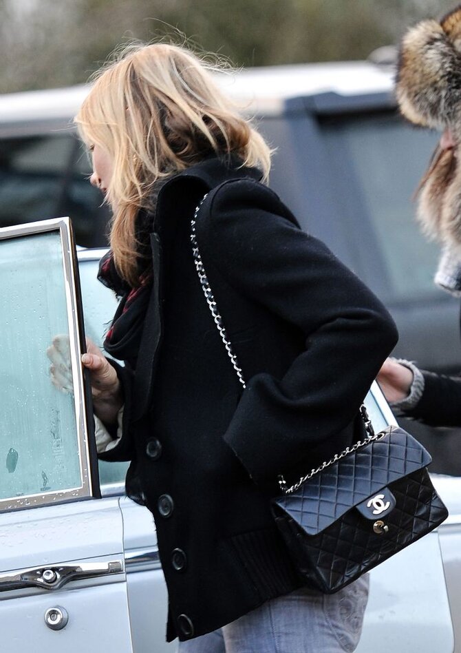 Vida Press nuotr./Kate Moss nešina „Chanel 2.55“