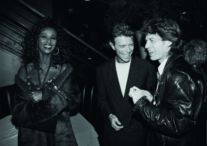 Vida Press nuotr./Iman, Davidas Bowie ir Mickas Jaggeris, 1992 m.