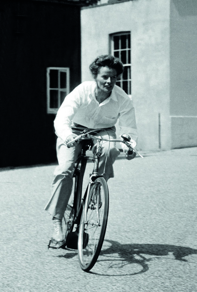Vida Press nuotr./Katharine Hepburn su marškiniais nesiskyrė iki senatvės, 1945 m.