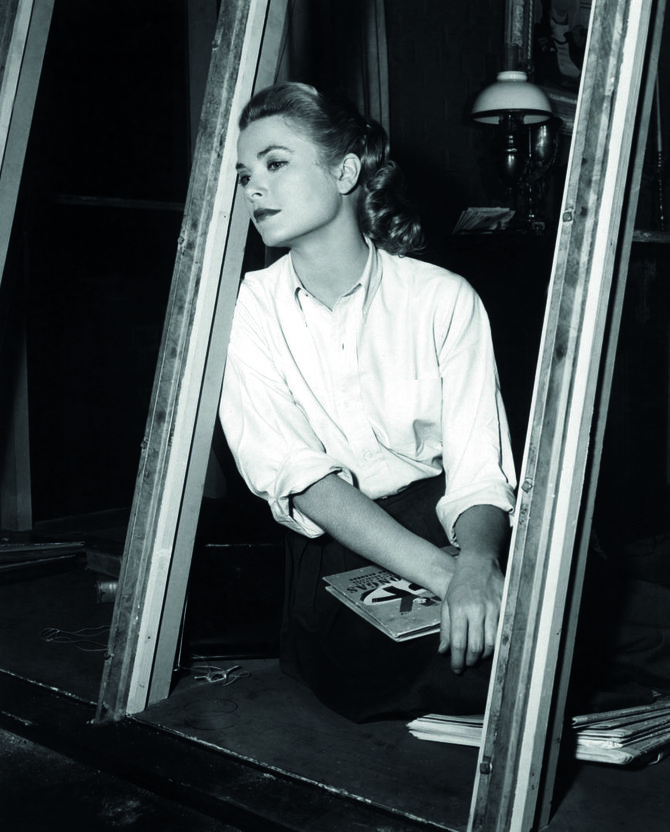 Vida Press nuotr./Grace Kelly net su marškiniais – romantiška ir labai moteriška, 1954 m.