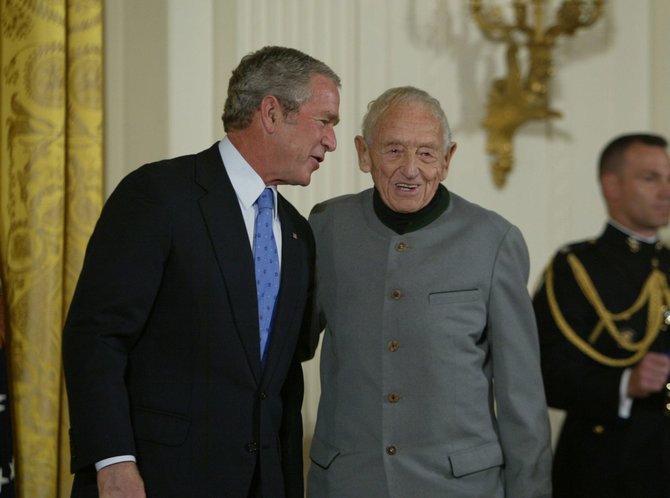 Vida Press nuotr./Buvęs JAV prezidentas George'as Bushas ir Andrew Wyethʼas, 2007 m.
