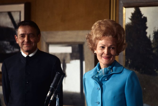 Vida Press nuotr./Tuometinė JAV pirmoji dama Pati Nixon ir Andrew Wyethʼas dailininko darbų parodos atidaryme Baltuosiuose Rūmuose, 1970 m.