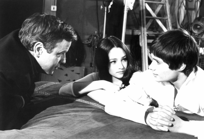 Vida Press nuotr./Franco Zeffirelli su aktoriais Olivia Hussey ir Leonardu Whitingu „Romeo ir Džiuljeta“ filmavimo aikštelėje,  1968 m.
