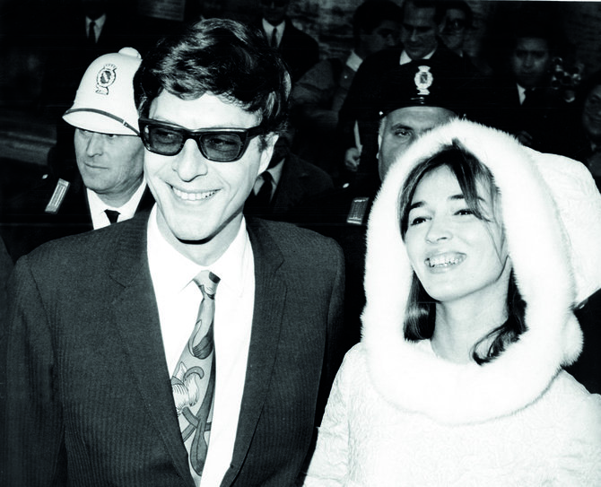 Vida Press nuotr./Per vestuves Talitha, dar neužsikrėtusi Maroku, vilkėjo kaip Londono modė, 1966 m.