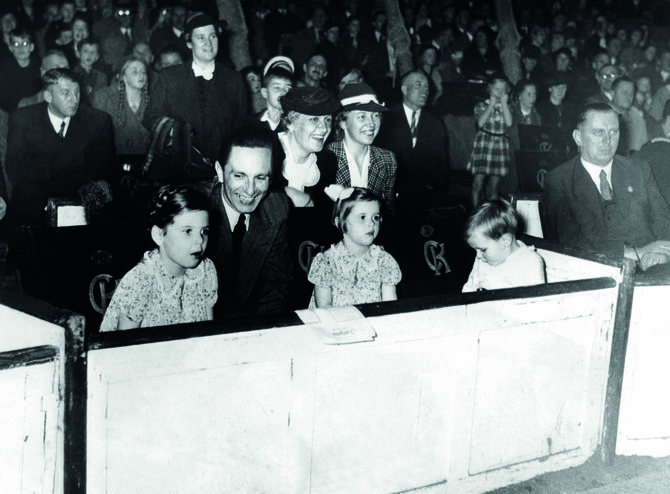 Vida Press nuotr./Goebbelsai su vaikais vieši cirke, 1937 m.