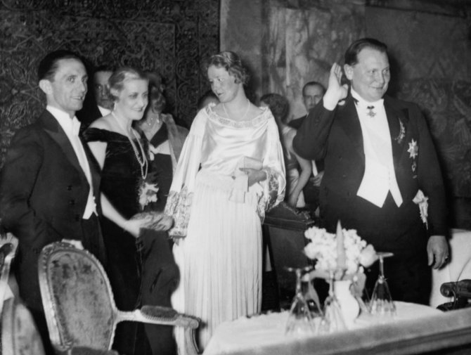 Vida Press nuotr./Goebbelsų pora ir Emmy bei Hermannas Goeringai iškilmingame renginyje, 1939 m.