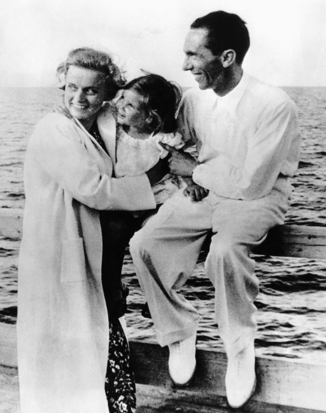 Vida Press nuotr./Magda ir Josephas Goebbelasi su dukra Helga atostogų prie Baltijos jūros metu, 1935 m.