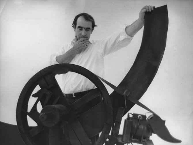 Vida Press nuotr./Jeanas Tinguely prie savo skultūros Ciuriche, 1966 m.