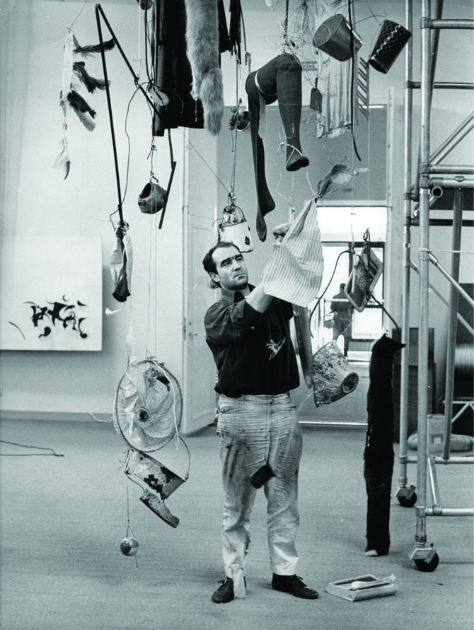 Vida Press nuotr./Jeanas Tinguely prie savo skultūros Modernaus meno muziejuje Stokholme, 1961 m.