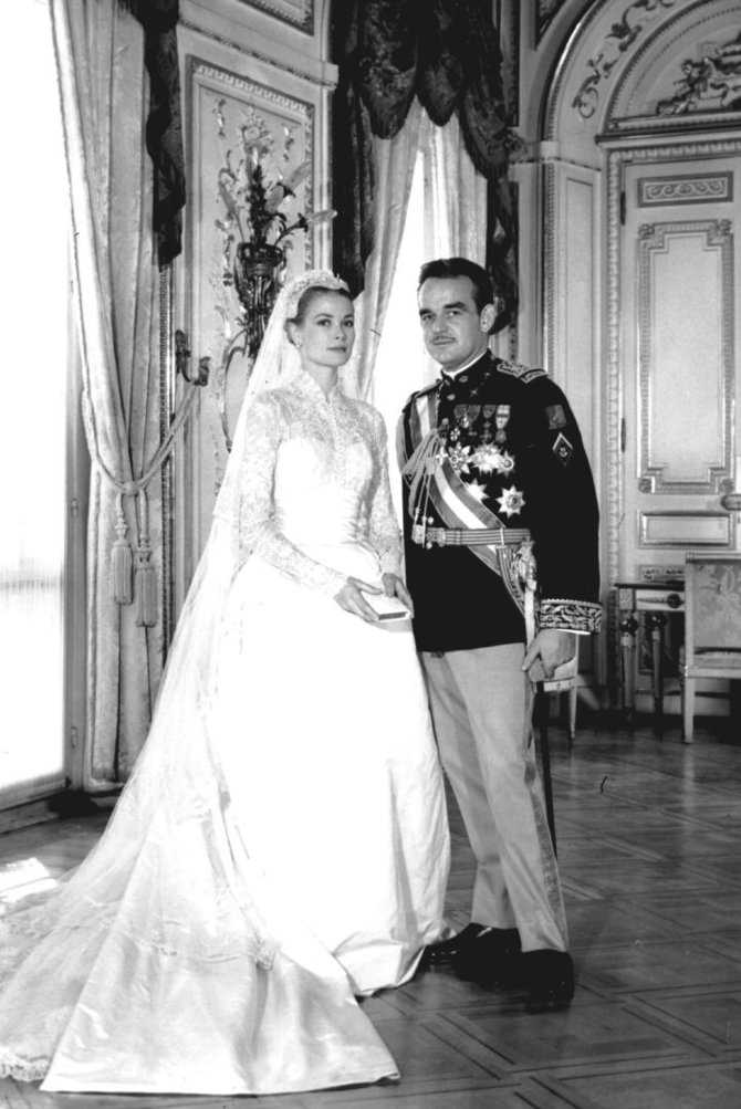 Vida Press nuotr./Princesės Grace ir princo Rainiero oficiali vestuvių fotografija. Princesės rankose – balta maldaknygė paauksuotais puslapiais
